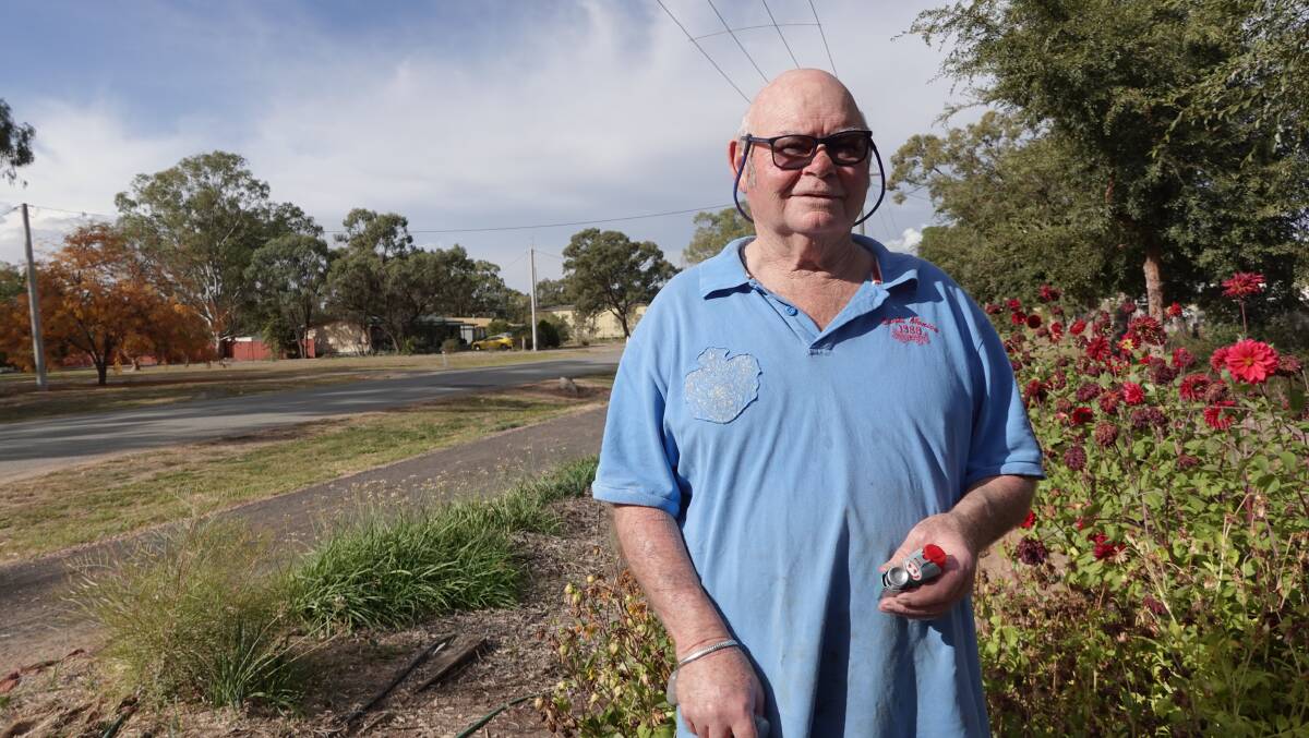 FIRED UP: James Tongue, a 75-year-old asthmatic with a heart condition, woke up unable to breathe due to smoke covering Darlington Point last week. PHOTO: Monty Jacka